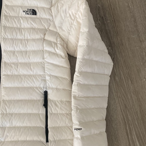 North Face stretchy white down jacket. Price Firm (no offers pls) - Picture 6 of 8